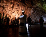 Робот водит туристов по пещере Алистрати
